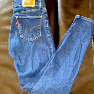 Women’s Levi skinny jeans